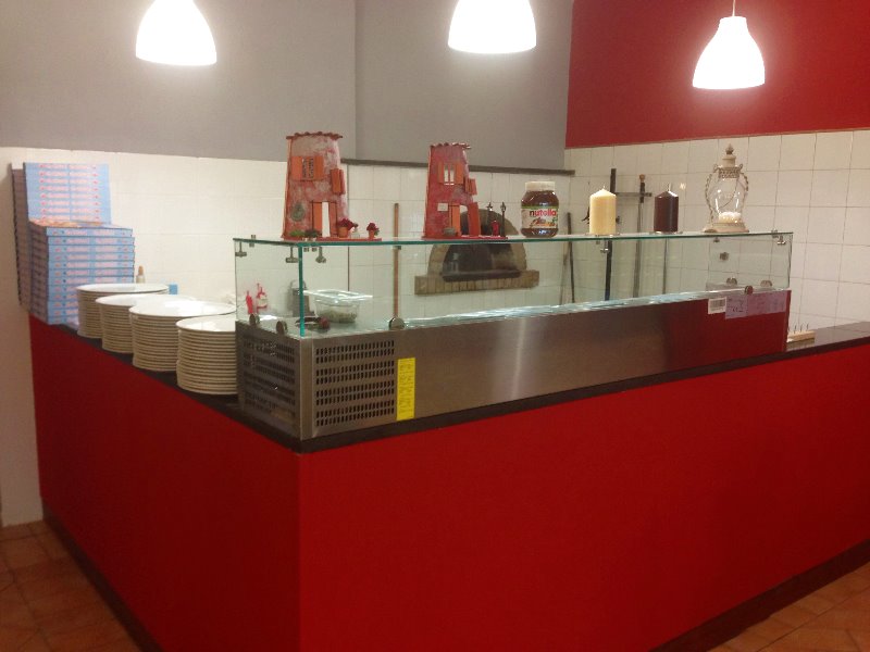 Posizione centrale su strada di passaggio.
